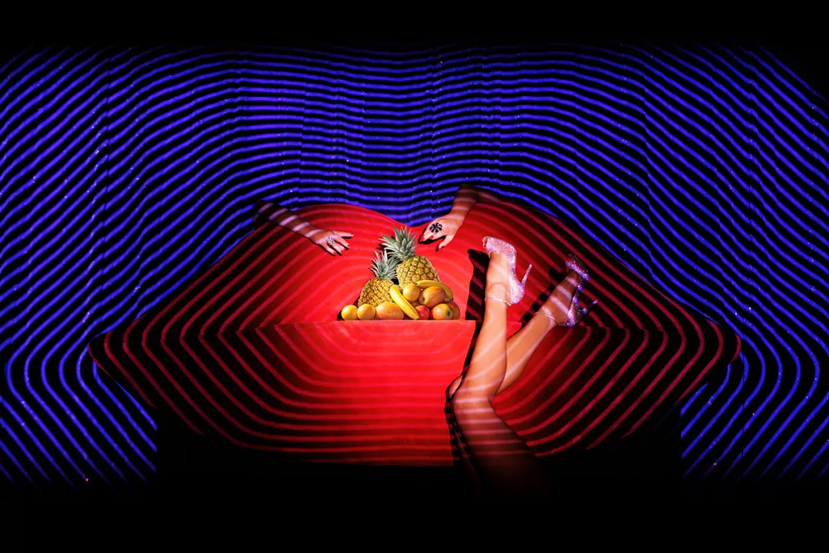 Karol G en el Crazy Horse de París