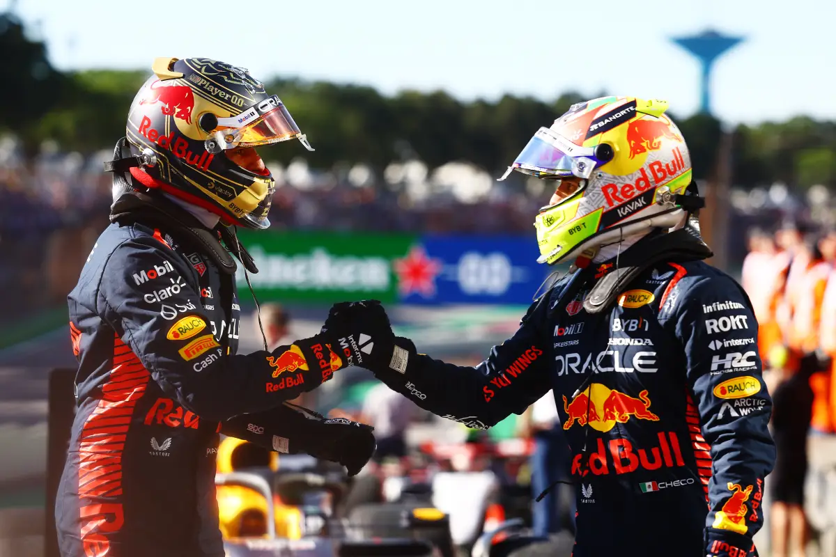 Foto de Verstappen y Checo Pérez dándose la mano al terminar una carrera de F1.