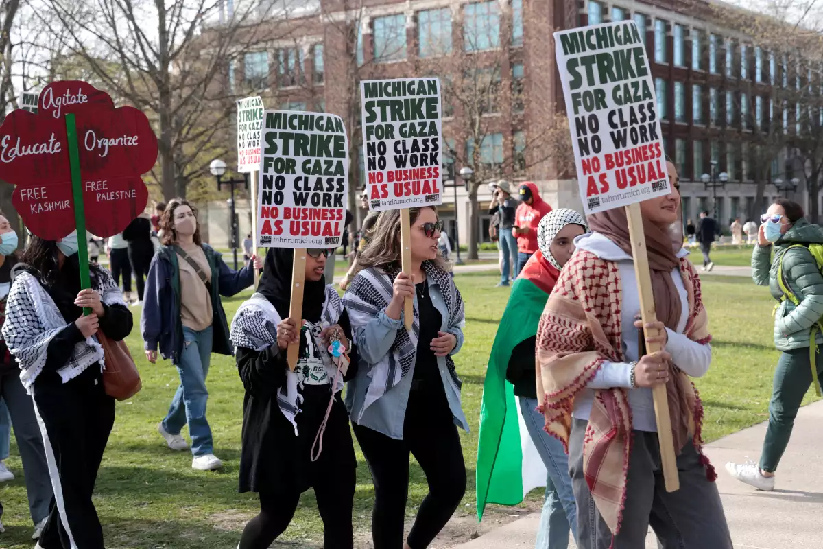 Una coalición de estudiantes de la Universidad de Michigan se reúne en un campamento en el Diag para presionar a la universidad para que desinvierta su dotación de empresas que apoyan a Israel o que podrían beneficiarse del conflicto en curso entre Israel y el grupo islamista palestino Hamas, en el campus universitario de la Universidad de Michigan en Ann Arbor, Michigan, EE. UU., 22 de abril de 2024.