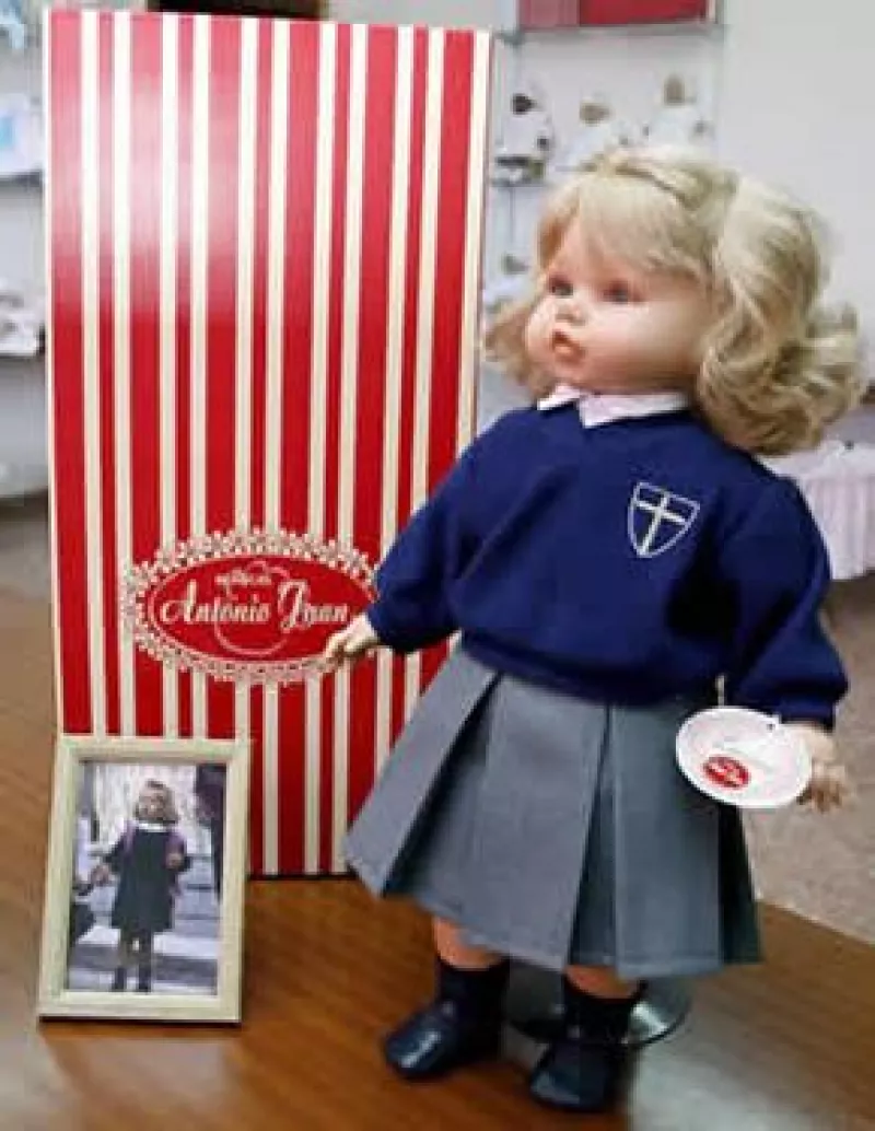 La figura de la primogénita de los príncipes de Asturias vestida de colegiala salió a la venta en España, ‘tiene cuerpo blandito, como de peluche, y brazos y piernas de goma’.