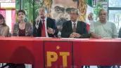 MÉXICO, D.F., 18JUNIO2015.- Pedro Vázquez González, representante del Partido del Trabajo (PT) ante el Instituto Nacional Electoral (INE), y Alberto Anaya Gutiérrez, presidente nacional del PT, encabezaron una conferencia de prensa en la sede del partido para hablar sobre las acciones que realizaran ante la posible pérdida de registro como partido político ante el INE, luego de no alcanzar el 3% de los votos a nivel nacional durante las elecciones del pasado 7 de junio.
FOTO: DIEGO SIMÓN SÁNCHEZ /CUARTOSCURO.COM