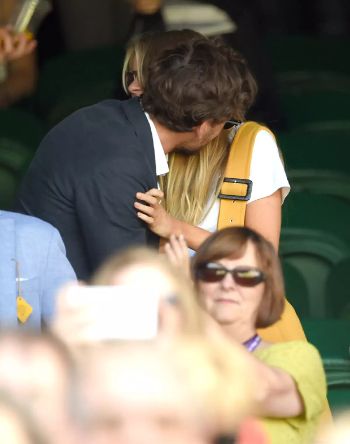 Parece que la pareja se prestó más atención el uno al otro que al partido de tenis.