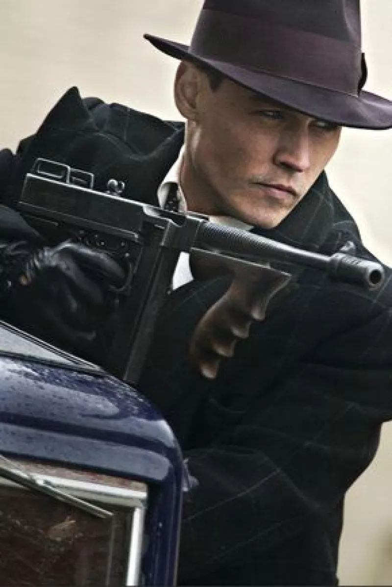 Hoy se estrena la cinta en la que el actor interpreta al primer enemigo público del FBI; es un thriller de acción alejado de los efectos especiales que se puede considerar como una película realista.
