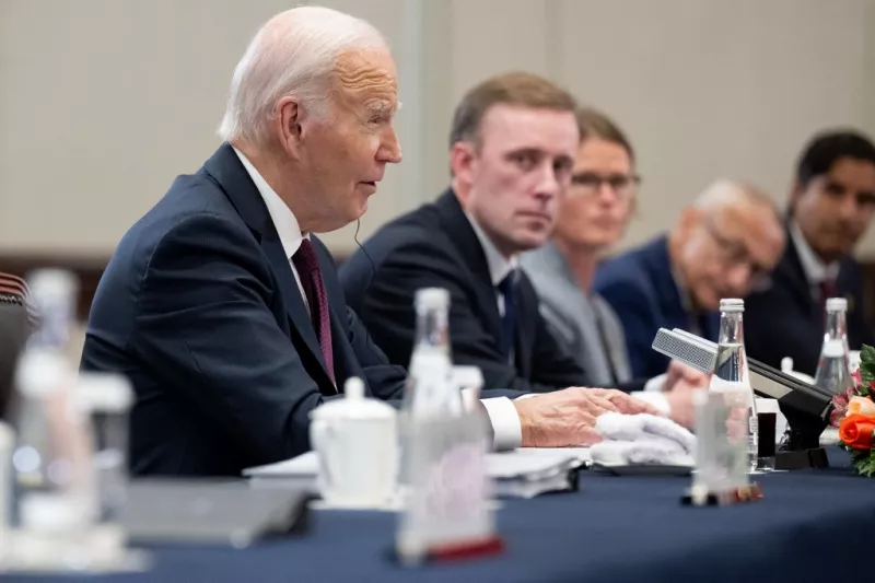 El presidente de los Estados Unidos, Joe Biden, se reúne con el presidente chino Xi Jinping al margen de la cumbre de la Cooperación Económica Asia-Pacífico (APEC) en Lima, Perú, el 16 de noviembre de 2024.