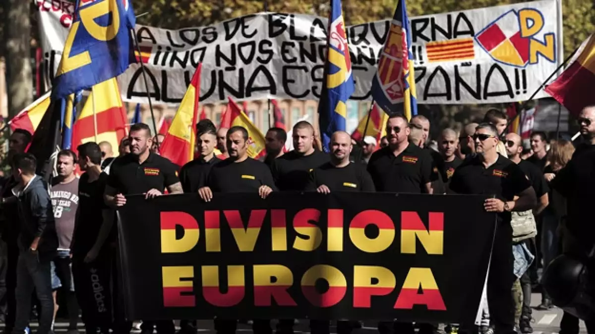 Un grupo de simpatizantes contra la independencia de Cataluña marchan en Barcelona