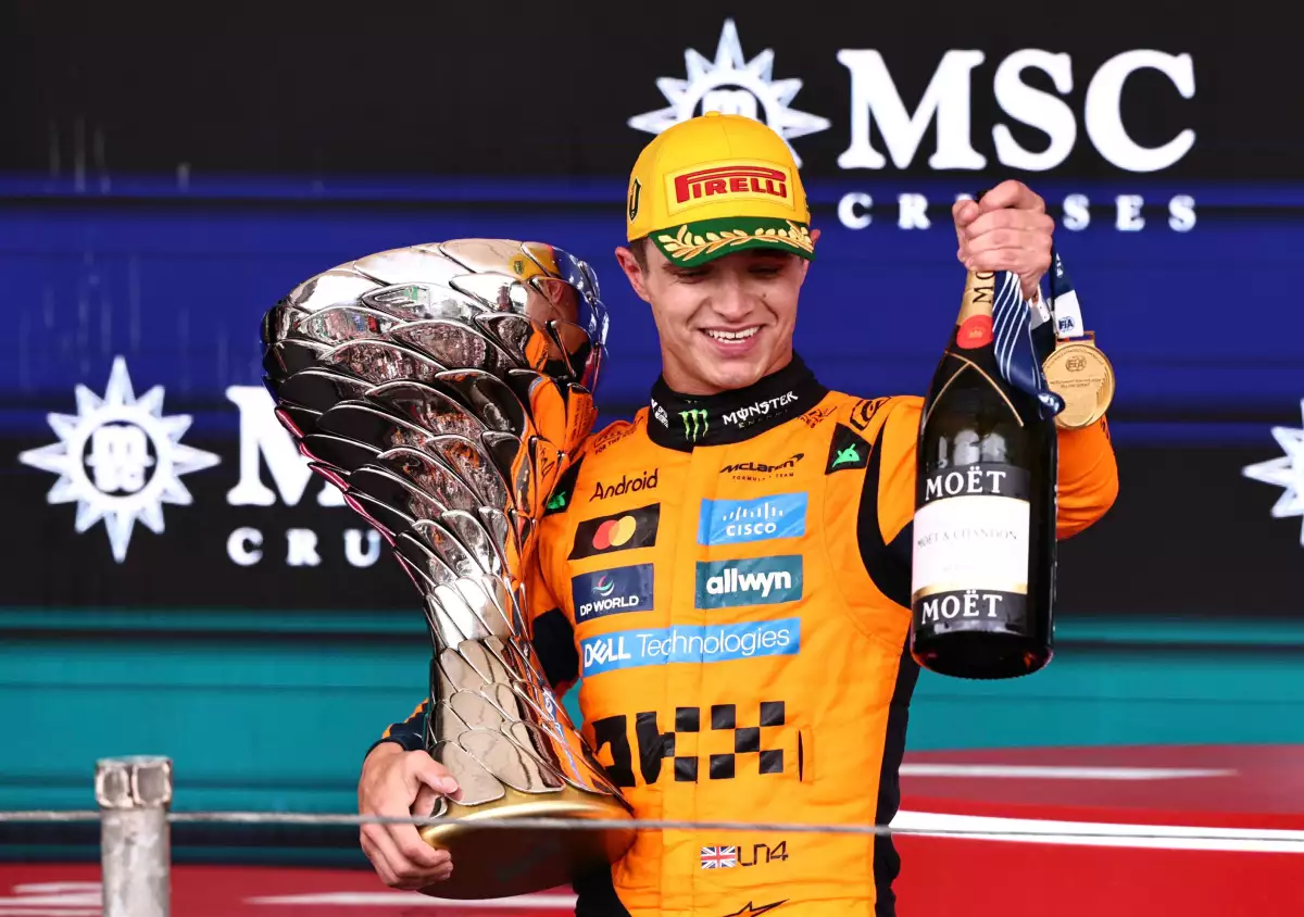 Gran Premio de Sao Paulo - Autódromo José Carlos Pace, Sao Paulo, Brasil - 9 de noviembre de 2025 Lando Norris de McLaren celebra en el podio con un trofeo después de ganar el Gran Premio de Sao Paulo