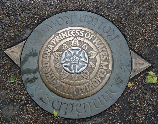 Los icónicos lugares en el mundo en memoria a Lady Di Diana Princess of Wales Memorial Walk