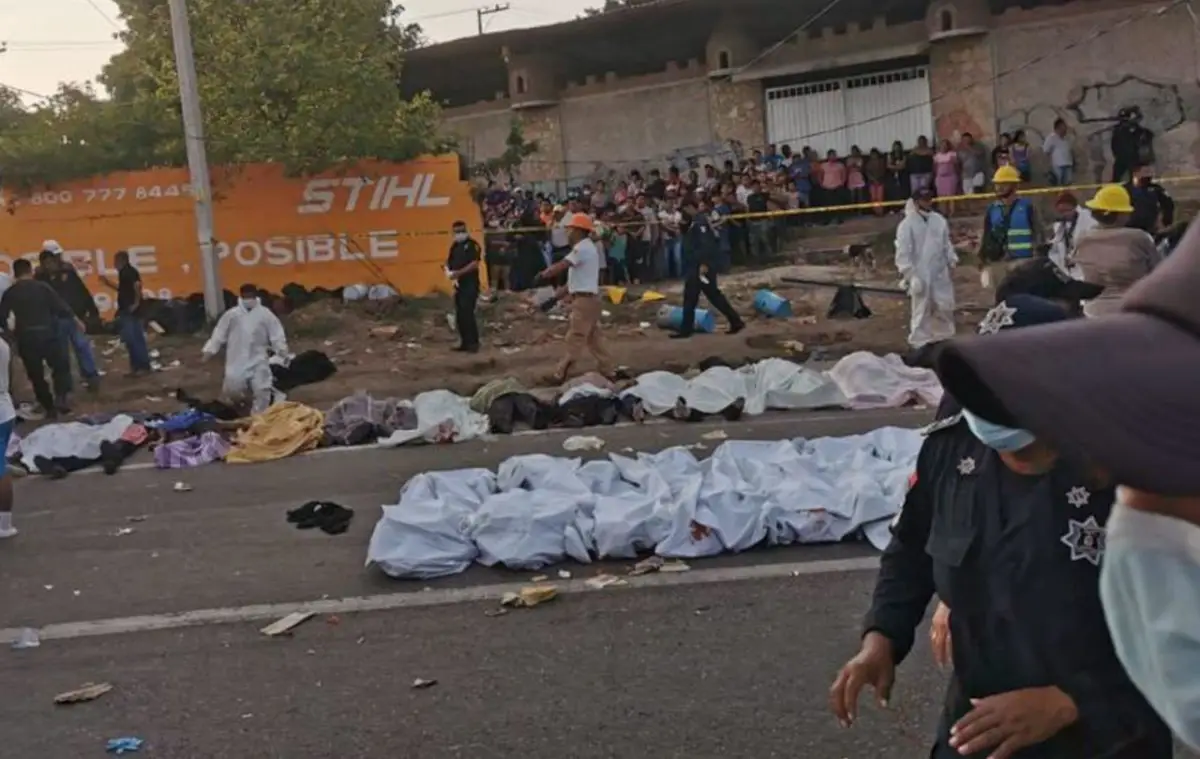 Accidente en Chiapas, trailer vuelca y deja 49 migrantes muertos