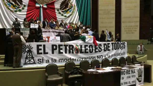Tras la aprobación de la reforma, los diputados de izquierda que tomaron la tribuna en el Salón de Sesiones en San Lázaro levantaron su bloqueo y se retiraron.