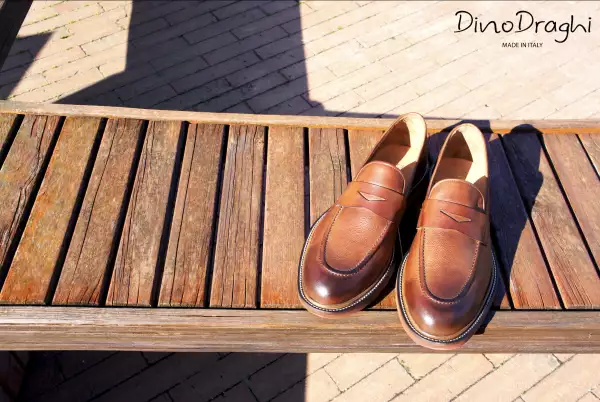 Zapatos cafés de la marca italiana Dino Draghi