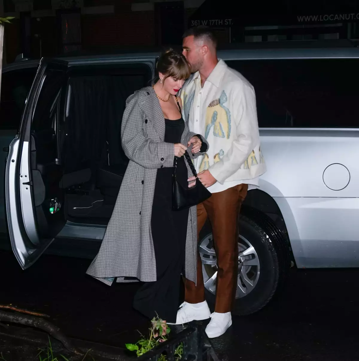 Travis Kelce y Taylor Swift llegan al after party de SNL.