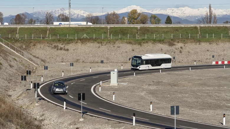 La carretera de Aleatica que carga coches por inducción
