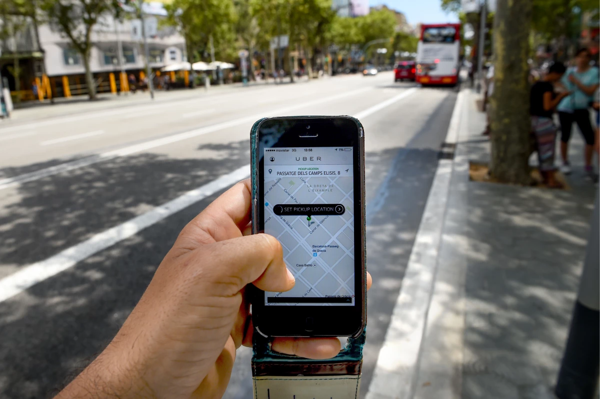 Si estás por subirte a un Uber y llegas siete minutos tarde, te cobrarán cinco minutos más por tu viaje.