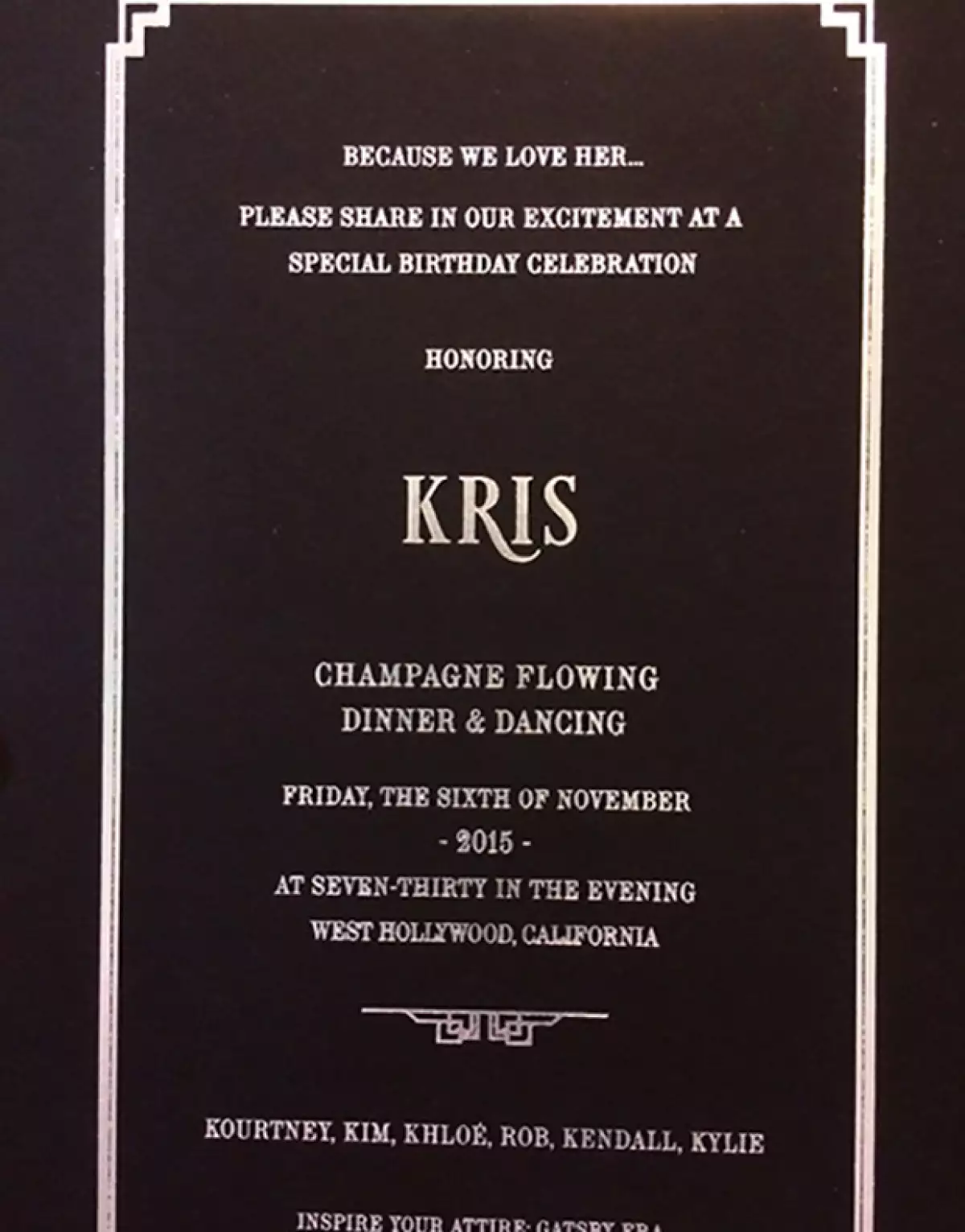 Esta es la invitación para la fiesta que los Kardashian-Jenenr realizarán hoy para su mamá.