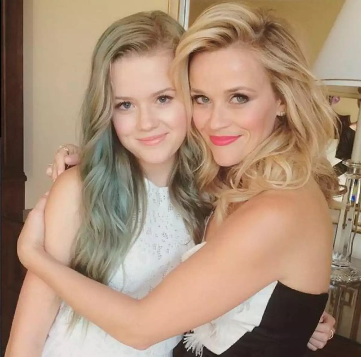 Ava Phillippe, hija de Reese Witherspoon, es una teenager a la que le gusta llenar de color y diversión su pelo, aquí la vemos lucir un tono verde deslavado.