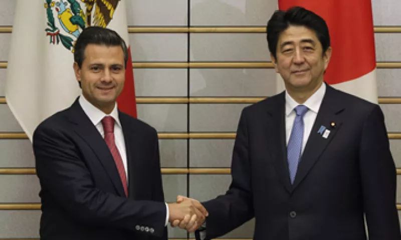 El primer ministro nipón, Shinzo Abe (derecha), recordó que México es el centro de producción estratégico de la potente industria automotriz japonesa. (Foto: Reuters)