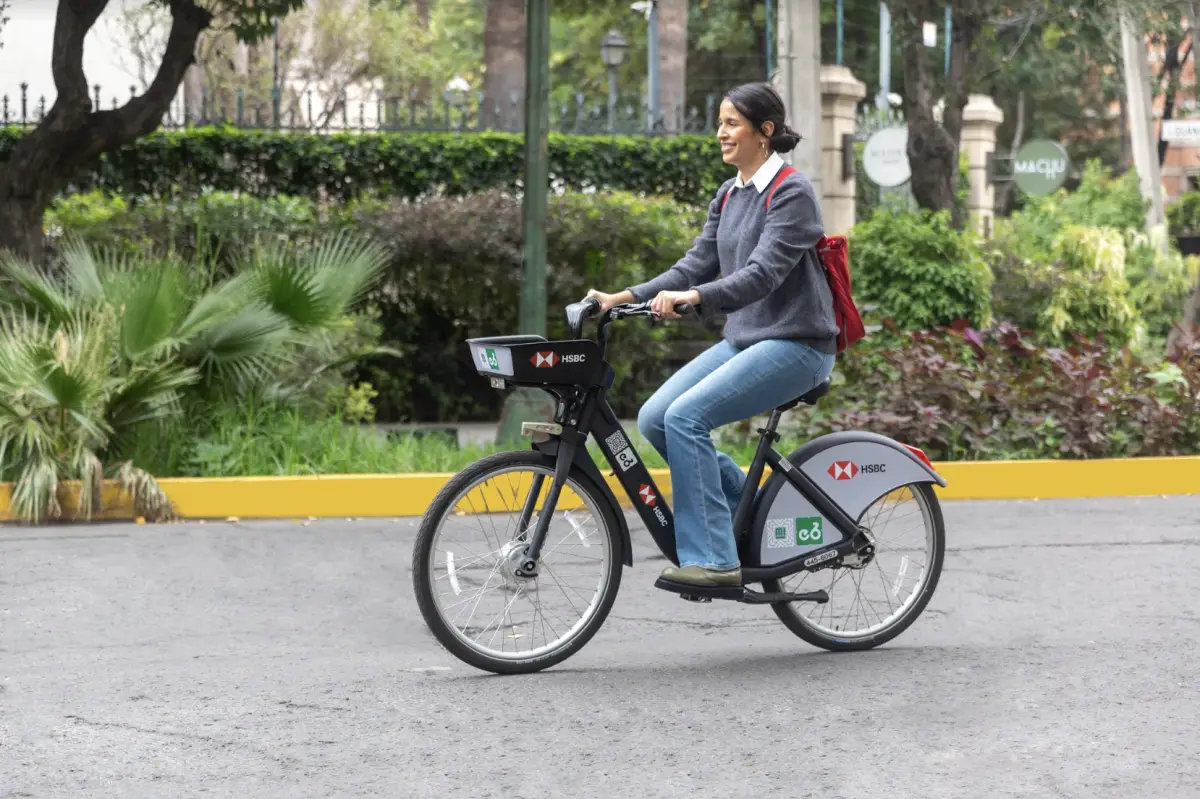 Mujer a bordo de una mueva bicicleta de Ecobici
