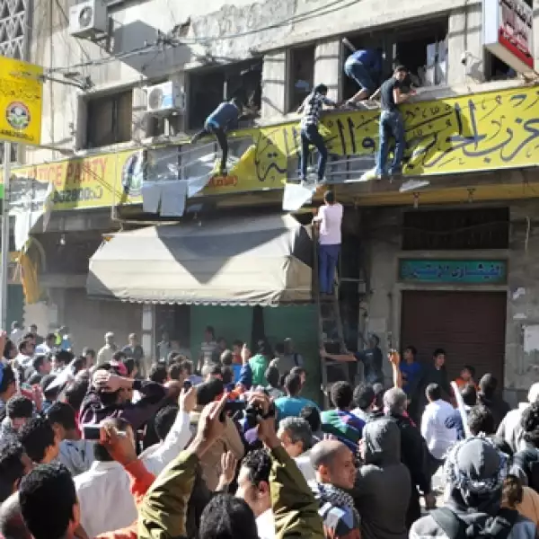 manifestantes entran en las oficinas del Partido Libertad y Justicia