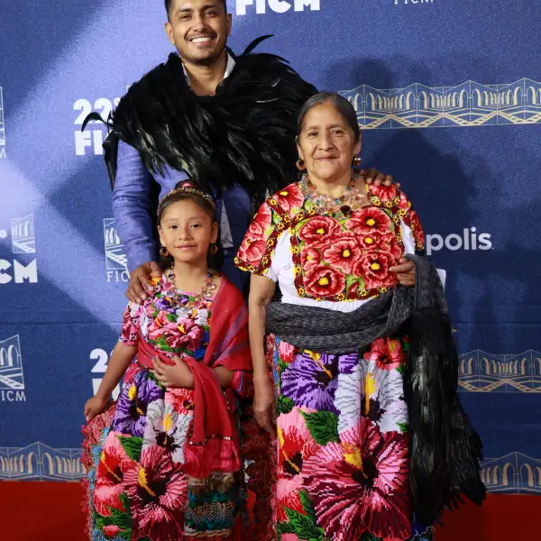 Tenoch Huerta, Leslie Bautista y Feliciana 