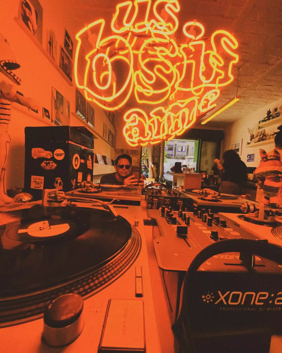 foto del área de dj en bussifame bar de la cdmx