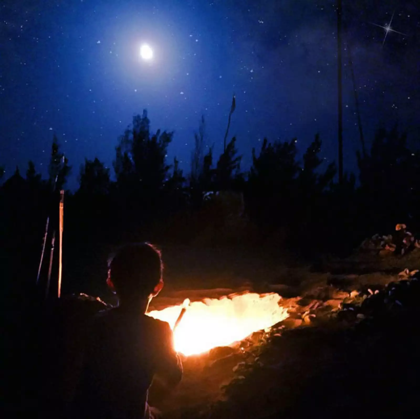 Aprovecharon para quemar bombones y salchichas frente a una fogata.