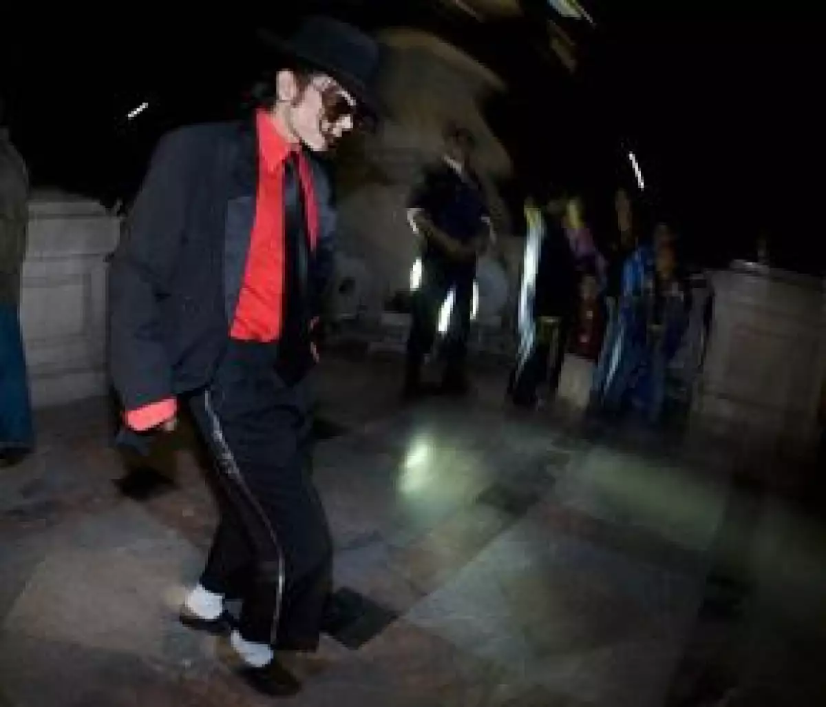 La policía de los Estados Unidos está buscando a uno de los médicos personales de Michael Jackson, pues este jueves se insinuó que el Rey del Pop pudo haber abusado de medicamentos prescritos