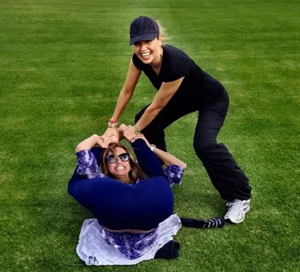 Thalía y Lili se divirtieron tratando de realizar una pose de Yoga.