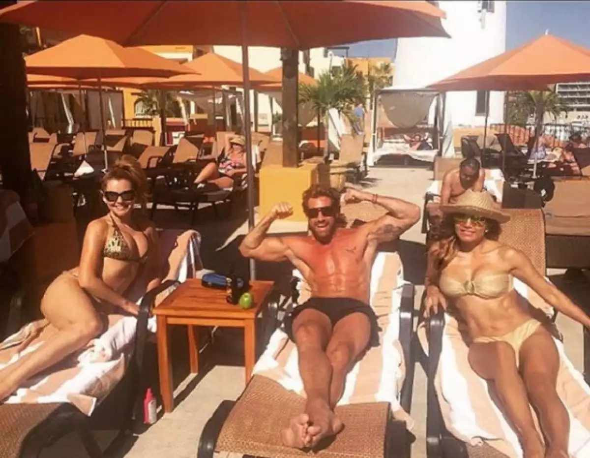 La actriz se vio envuelta en el escándalo después de que salieran a la luz unas fotografías con Gabriel Soto.