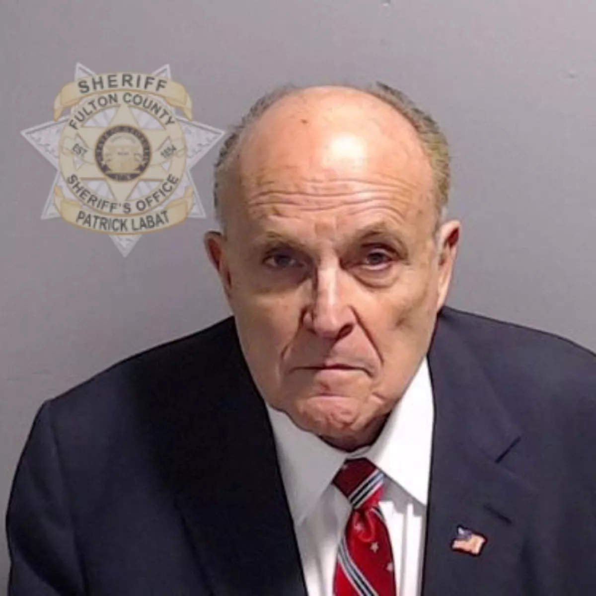 Rudy Giuliani, que se desempeñó como ex abogado personal de Donald Trump de EE. UU., se muestra en una foto de reserva de la policía publicada por la Oficina del Sheriff del Condado de Fulton, después de que un Gran Jurado devolviera acusaciones contra Trump y 18 de sus aliados en su intento de anular los resultados de las elecciones del estado de 2020 en Atlanta, Georgia, EE.