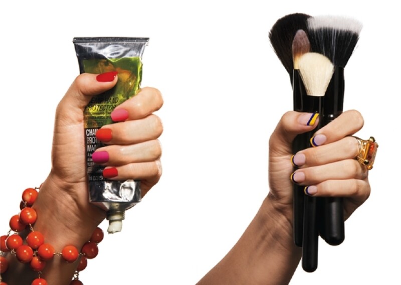 Izquierda, crema: The Body Shop. Collar, Kum Kum. Derecha, brochas: Makeupholic. Anillo, Mercedes Werner.