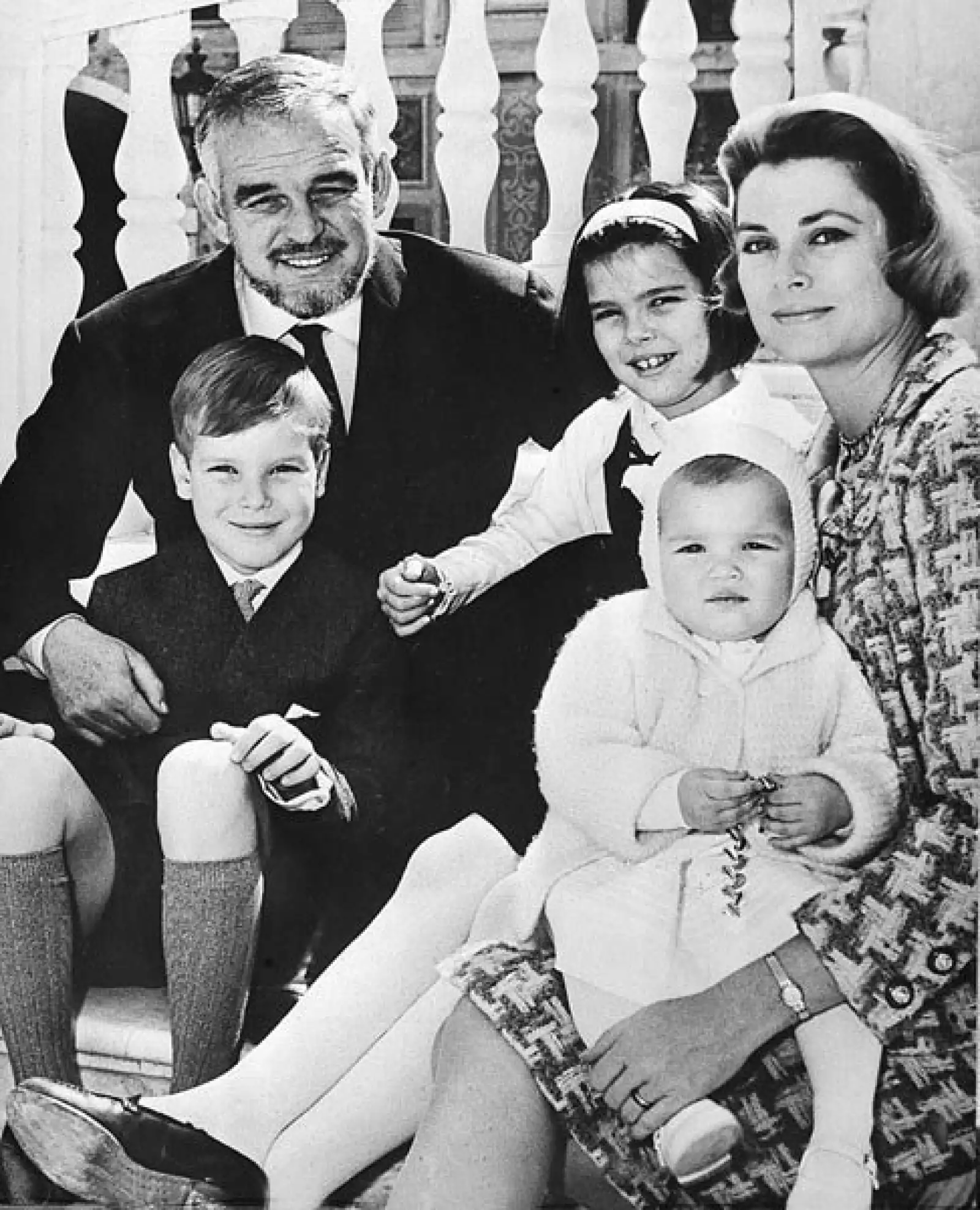 Los felices esposos con sus hijos Alberto, Carolina y Estefanía en las escaleras del palacio monaguesco en abril de 1966.