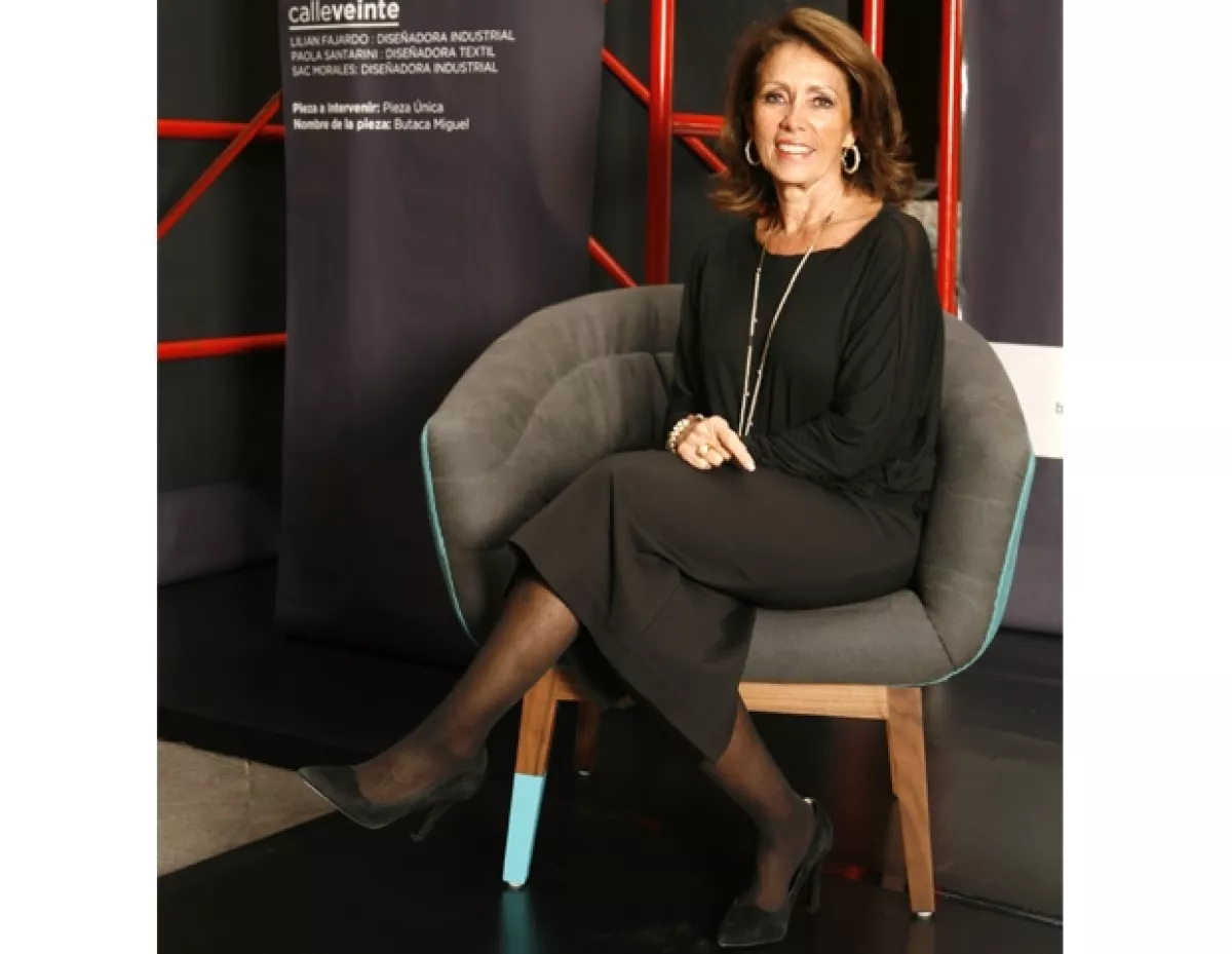 Nydia Rosa Molina con la pieza de calleveinte.