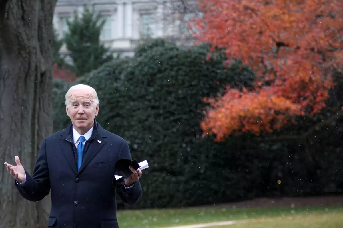 Cumbre por la Democracia (El presidente de Estados Unidos, Joe Biden, reacciona a una nevada mientras camina al Marine One en la Casa Blanca).