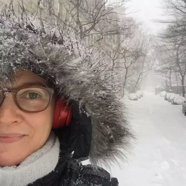 Drew Barrymore tomó sus precauciones y se abrigó muy bien.