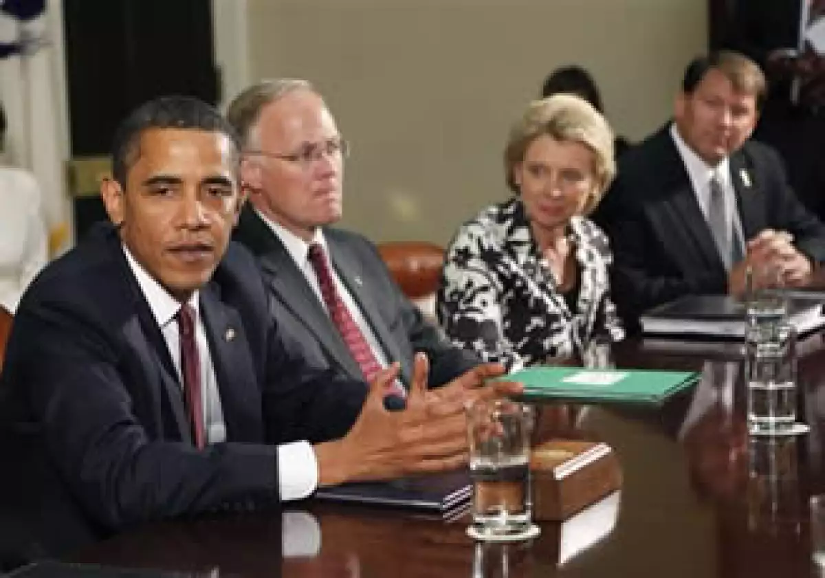 De izquierda a derecha, Obama, el gobernador de Vermont Jim Douglas, la gobernadora de Washington Christine Gregoire, y el gobernador de Dakota del Sur Mike Rounds. (AP)