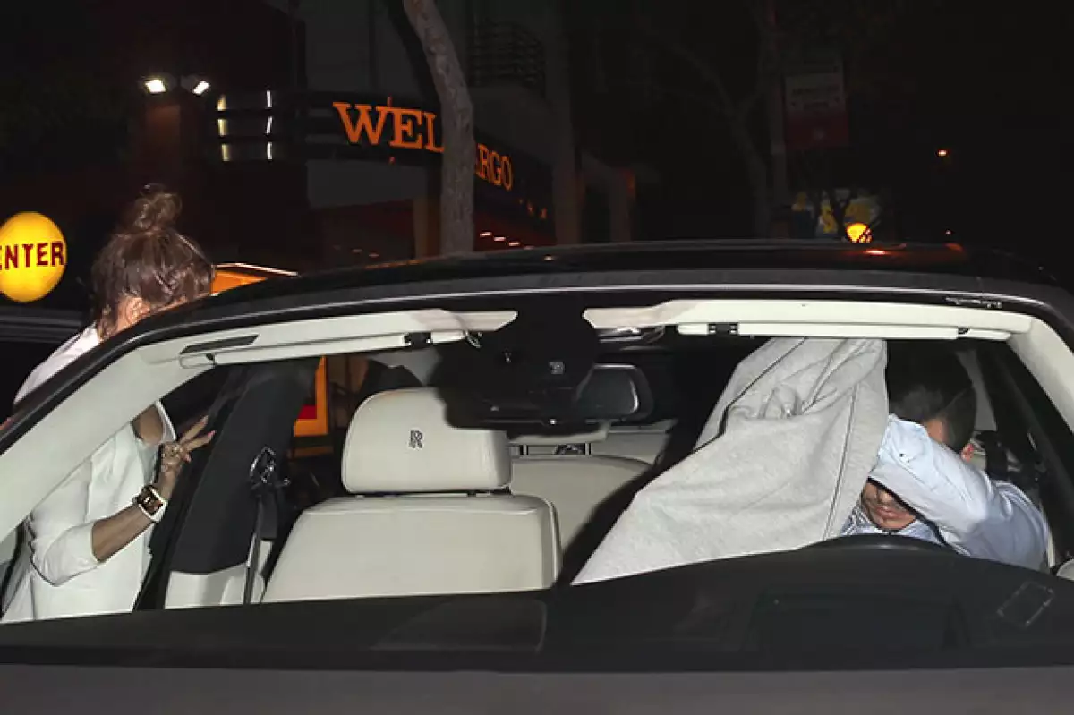 Jennifer Lopez fue captado subiendo al auto de Casper Smart.