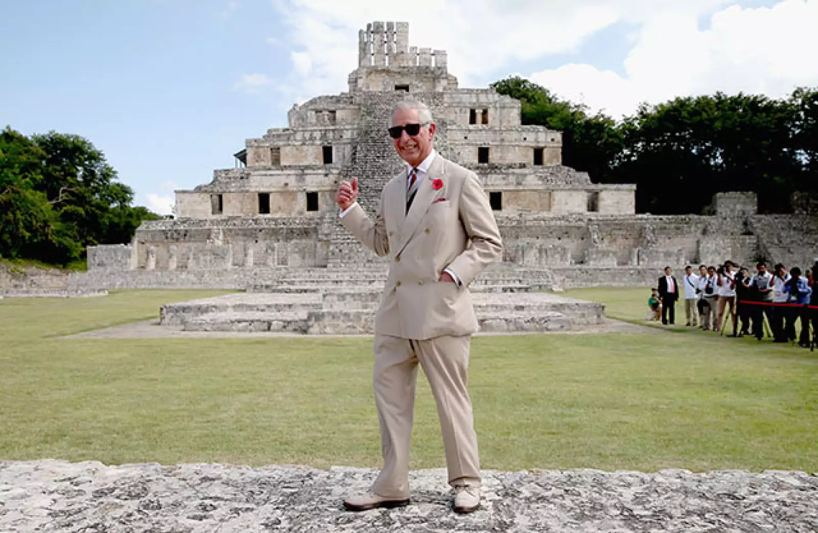 Acompañado por Fernando Ortega, gobernador de Campeche (sureste), escuchó los detalles sobre la zona arqueológica.