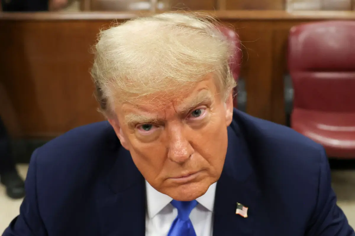 El expresidente de los Estados Unidos y candidato presidencial republicano Donald Trump espera el inicio de los procedimientos por supuestamente encubrir los pagos de dinero en silencio relacionados con asuntos extramatrimoniales en el tribunal penal de Manhattan en Nueva York, EE. UU., el 22 de abril de 2024
