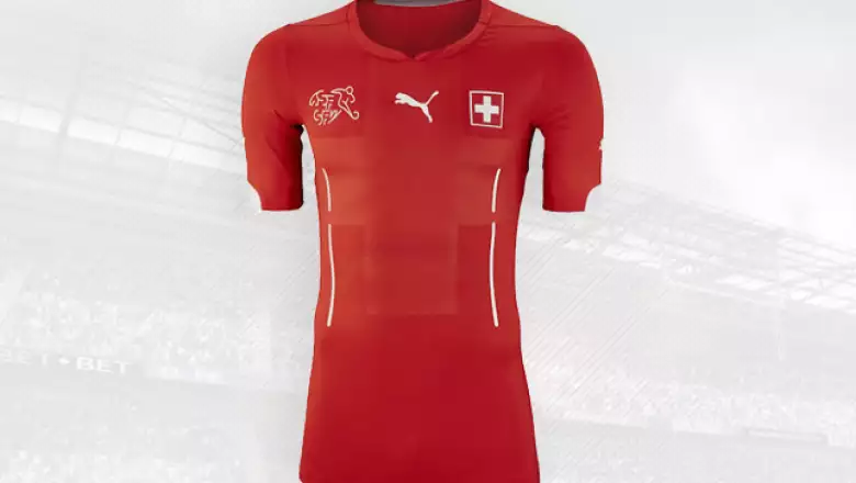 La alemana Puma diseñó esta playera donde incluyó la tradicional cruz de la bandera suiza en el centro.