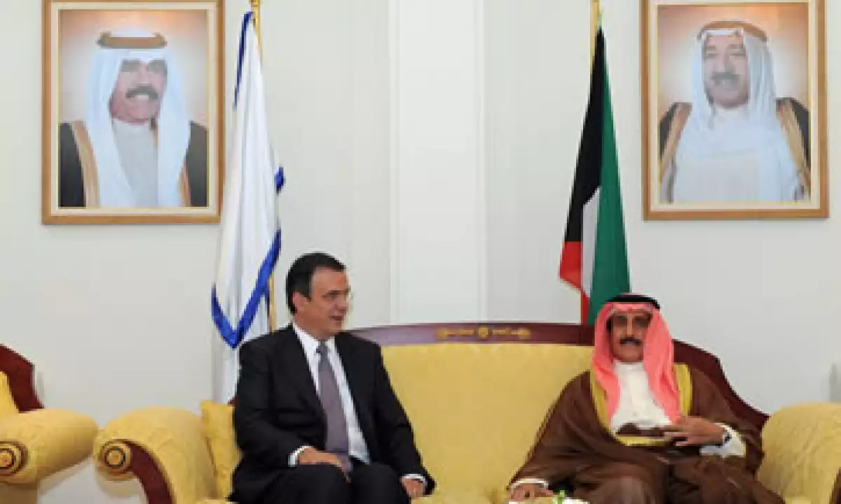 Marcelo Ebrard fue recibido en audiencia por el primer Ministro de Kuwait el Jeque Nasser Mohammed Al Ahmed Al Sabah. (Foto: Notimex)