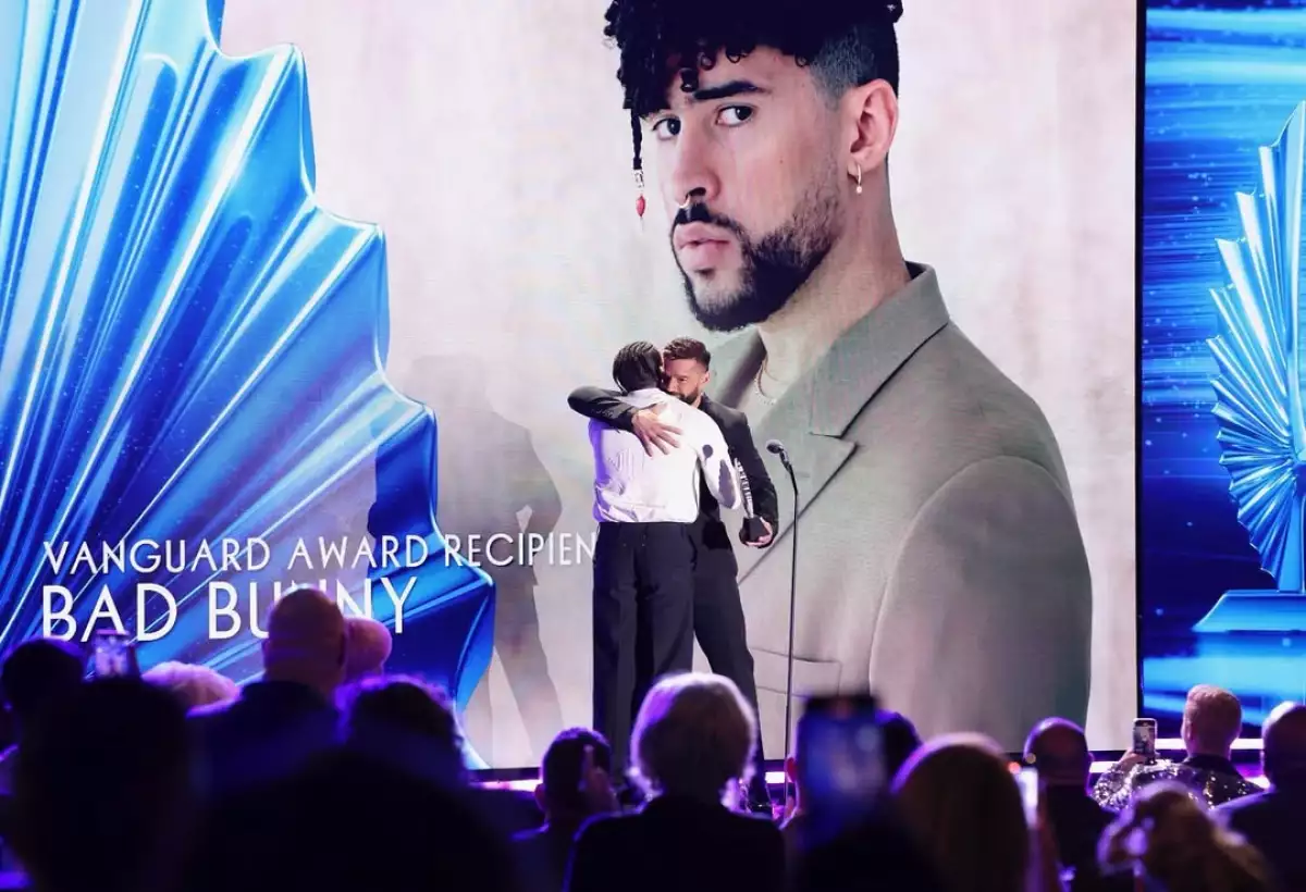 Bad-Bunny-Ricky-Martin-abrazo