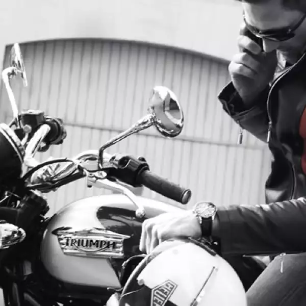 Dentro de sus piezas hay cazadoras deportivas, bolsas de viaje de cuero, carteras y monederos, gemelos biselados en acero, cinturones de cuero y hasta cascos.