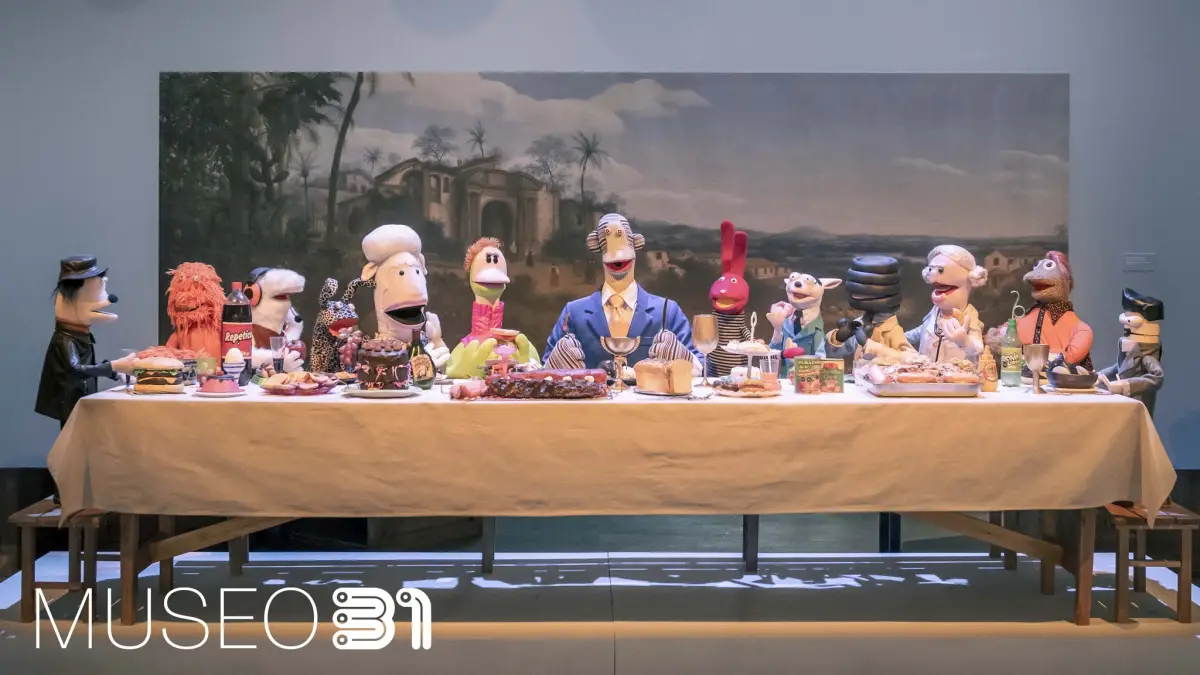 foto de los personajes de 31 Minutos sentados como en la última cena de jesucristo con Tulio Triviño al centro.