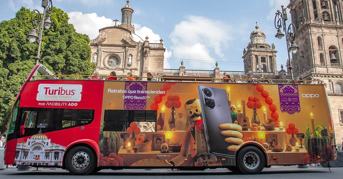 Turibus con decoración alusiva al Día de Muertos