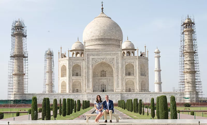 Sin duda, el momento más memorable para el príncipe en India fue tomarse una foto frente al Taj Mahal, como lo hizo Diana de Gales hace 24 años, despertando una ola de sentimientos en él.