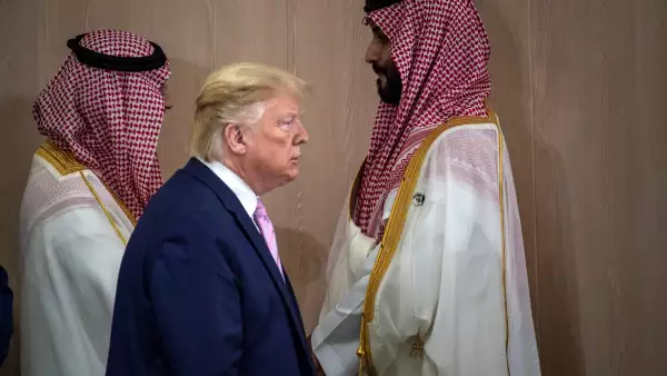 El presidente de EEUU, Donald Trump, y el príncipe heredero de Arabia Saudí, Mohammed Bin Salman (d), llegan para una reunión sobre «Economía Mundial» en la Cumbre del G20 en Osaka el 28 de junio de 2019.
