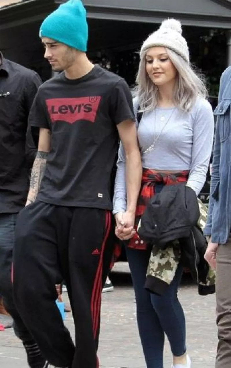 La confianza que existe entre la pareja es tal, que la joven  acude al armario de su novio en busca de prendas que se pone mientras ambos están en casa, un cómodo estilo masculino.