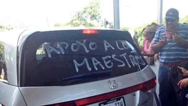 Los maestros dejaron pasar a Chabelo por la caseta rumbo a Acapulco al reconocerlo y él mostrar su apoyo.