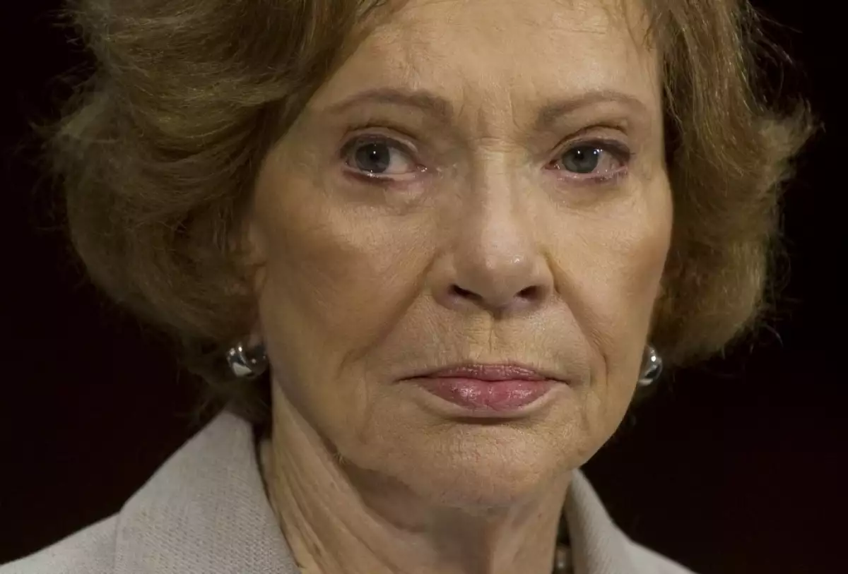 La primera dama de EE. UU. Rosalynn Carter, esposa del expresidente de EE. UU. Jimmy Carter, habla durante una audiencia del Comité Especial del Senado de EE. UU. sobre el Envejecimiento en el Capitolio en Washington, DC, el 26 de mayo de 2011.