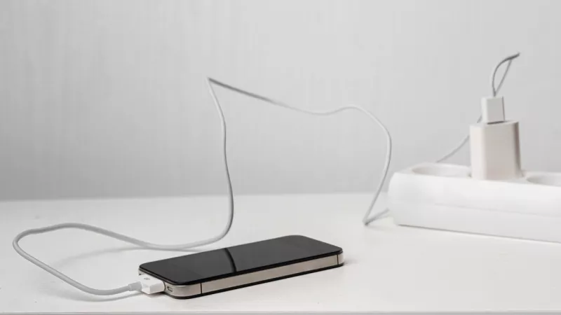 Quitar los cargadores de la caja de los smartphones ¿sustentabilidad o negocio?